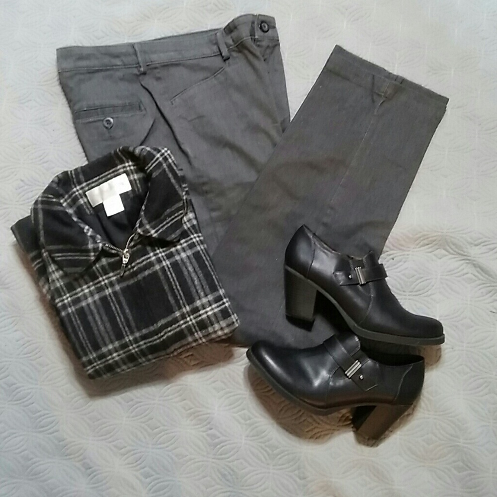 EUC Lee relaxed leg straight slacks, 10L, 32/32.